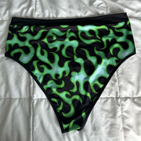 IHR Ignite My Fire black and green flames two piece set - Picture 5 of 6